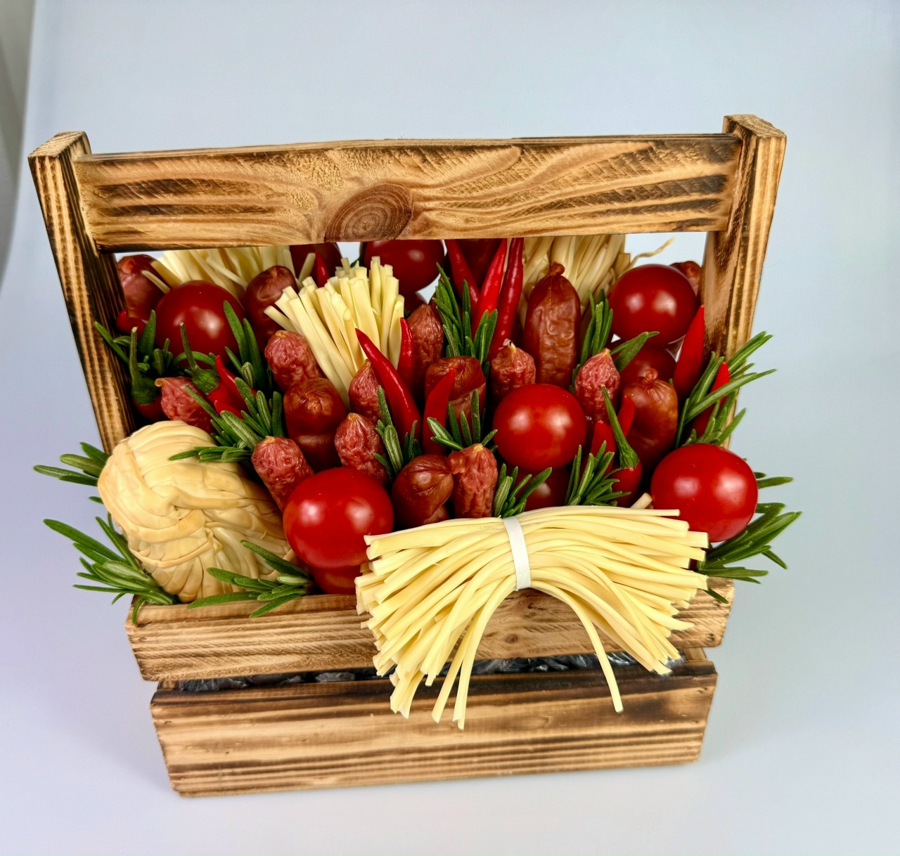 Композиция из колбас с сырами и овощами "Для него"