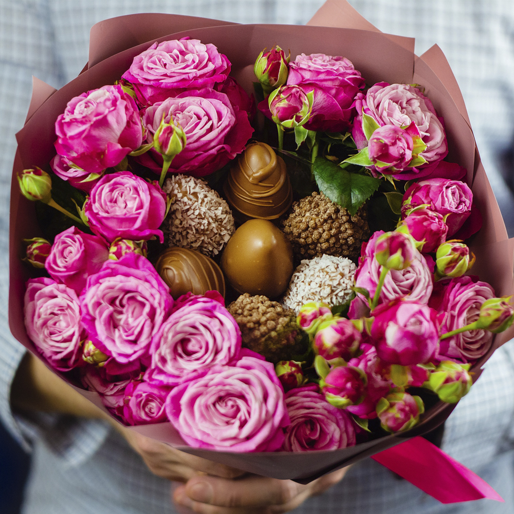 Букет из ягод клубники в шоколаде и кустовых роз "Розовый кварц"